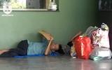 [ẢNH] Người nhà bệnh nhân vạ vật tìm cách tránh nắng nóng kinh người